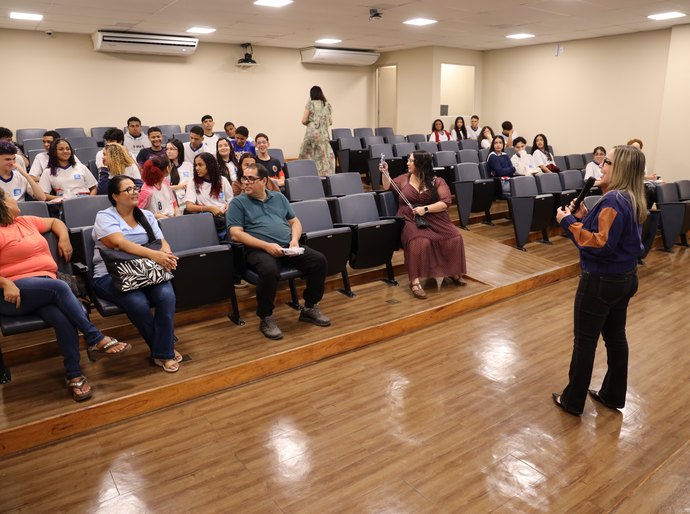 Ministério Público recebe mais uma escola estadual para palestra sobre direitos e deveres das crianças e dos adolescentes