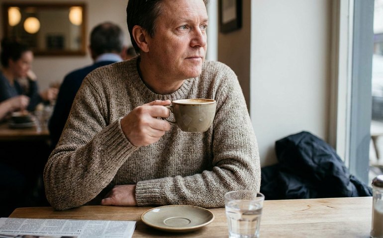 Só vai ao banheiro após tomar café? Hábito pode indicar constipação crônica