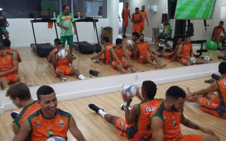 Time do Coruripe faz atividades físicas na academia do hotel devido as fortes chuvas em Aracaju