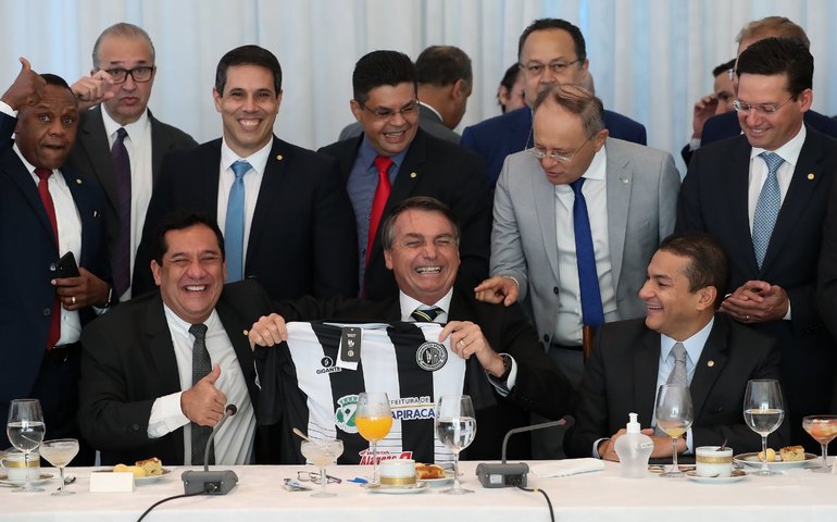 Severino Pessoa presenteia Jair Bolsonaro com camisa do ASA