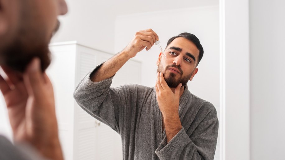 Pele, barba e cabelo: saiba como montar uma rotina de autocuidado masculino sem exageros