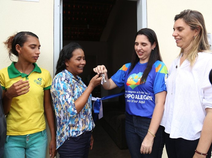 Prefeitura de Campo Alegre lança Minha Casa Renovada e entrega casas pelo PNHR