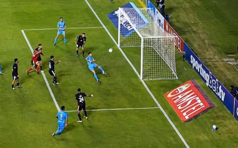 Jogador desperdiça gol inacreditável em jogo da Copa Sul-Americana