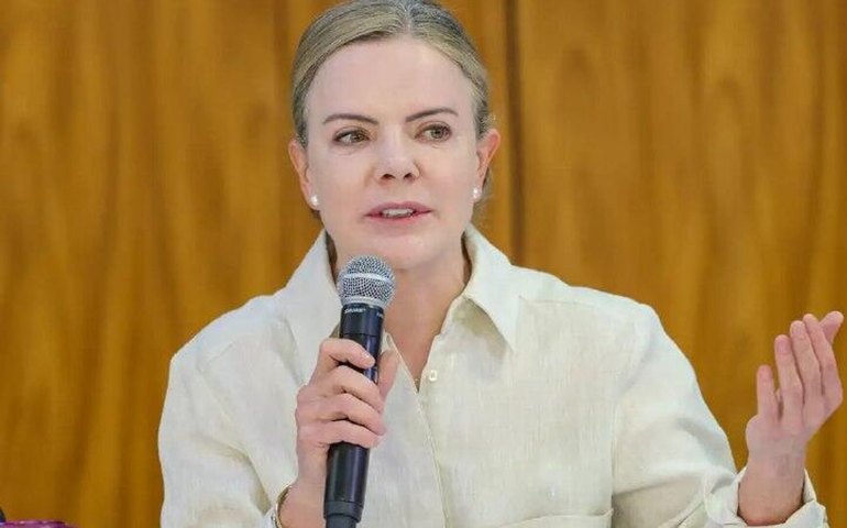 Justiça nega pedido de Gleisi Hoffmann em ação contra Flávio Bolsonaro