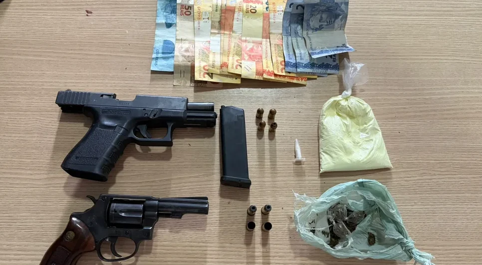 Armas, munições e substâncias com características de drogas foram apreendidas / Foto: Reprodução 