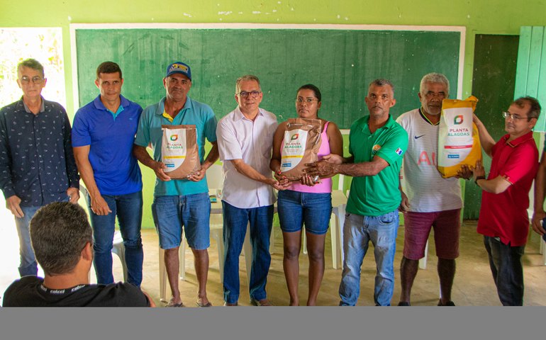 Prefeitura realiza entrega de sementes e convoca agricultores para recadastramento