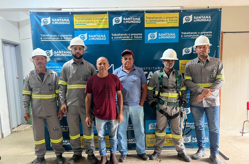 Prefeitura de Santana do Mundaú entrega fardamentos, ferramentas e EPIs para eletricistas