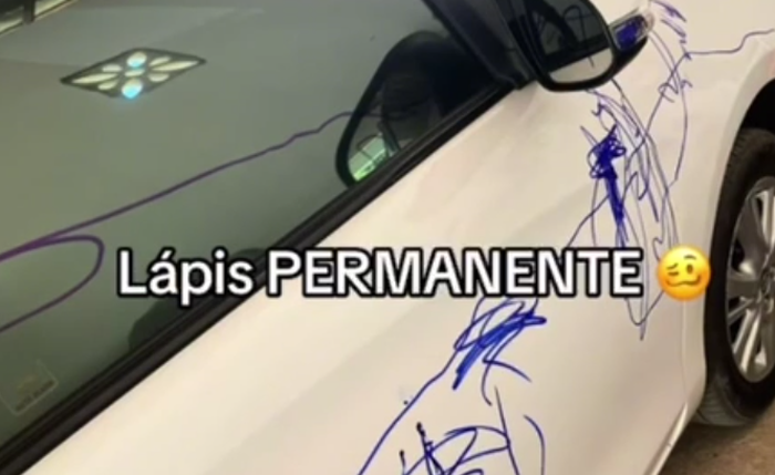 Carro branco ficou coberto de rabiscos após menino de 3 anos usar piloto permanente