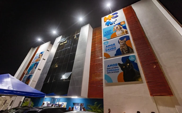 ENGANAÇÃO: Ex-prefeito JHC inaugura hospital inacabado e gera frustração de pais de pets