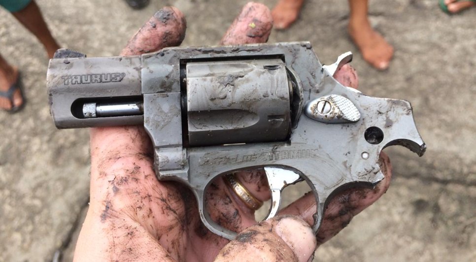 arma encontrada no mangue Estância / Foto: Redes Sociais