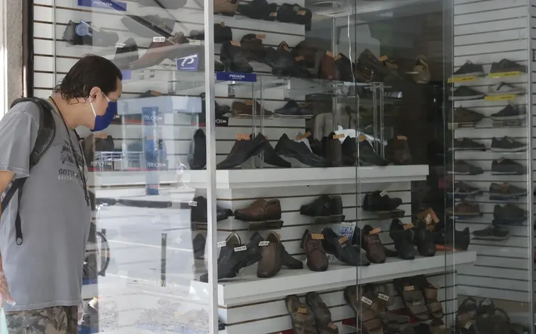 Dono de loja vai doar 45 mil pares de sapato após prejuízo com enchente em SC; vídeo