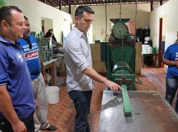 Secretário conhece empreendimento de economia solidária de sucesso