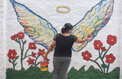 Educadores desenvolvem pinturas lúdicas para receber crianças na volta às aulas