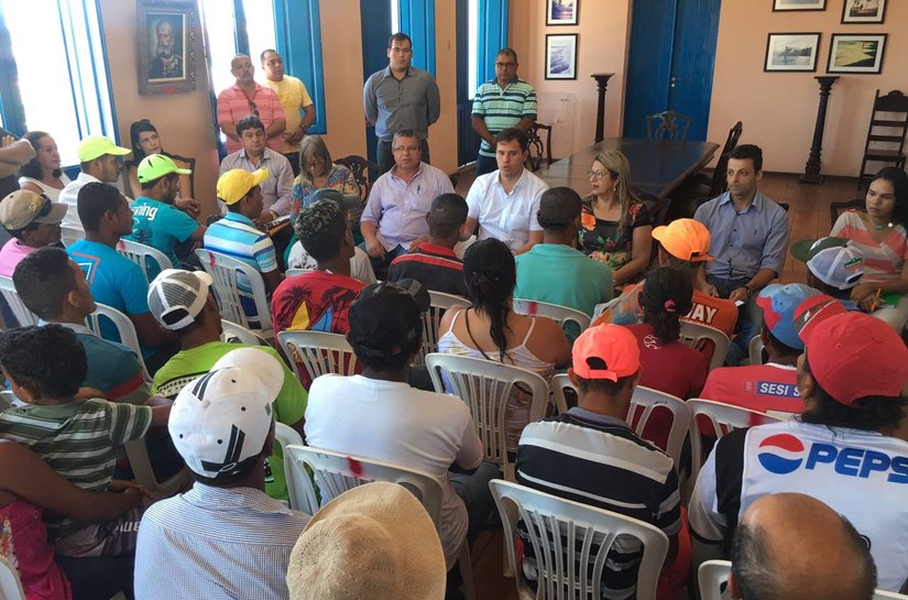 Prefeito Cacau se reúne com famílias e catadores do antigo lixão e incentiva a criação de uma cooperativa