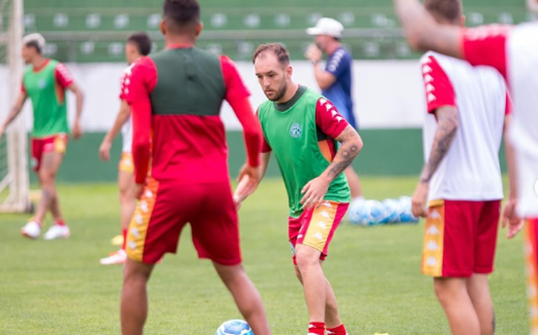 Titular no Guarani, goleiro Pegorari entra na mira do Coritiba e pode trocar de casa