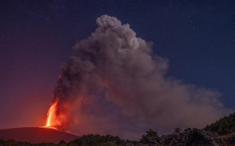 Nova erupção do Etna forma coluna de cinzas de 8 quilômetros e provoca fechamento do principal aeroporto da Sicília; vídeo