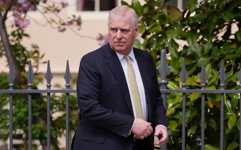 Ex-príncipe Andrew foi preso e mantido sob custódia por horas sob suspeita de má conduta relacionada a seus laços com Epstein