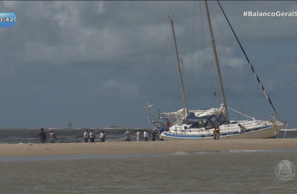 Veleiro fica encalhado na Praia dos Artistas
