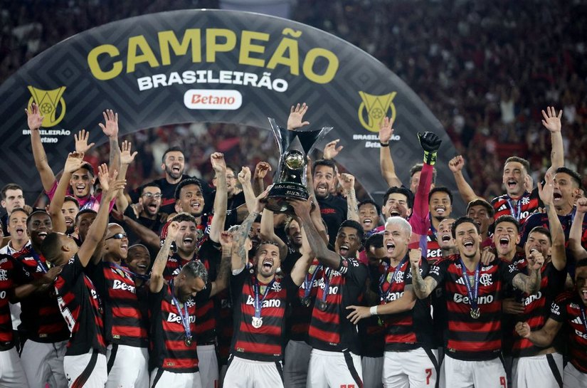 Flamengo derrota Ceará e coroa ano mágico com título Brasileiro