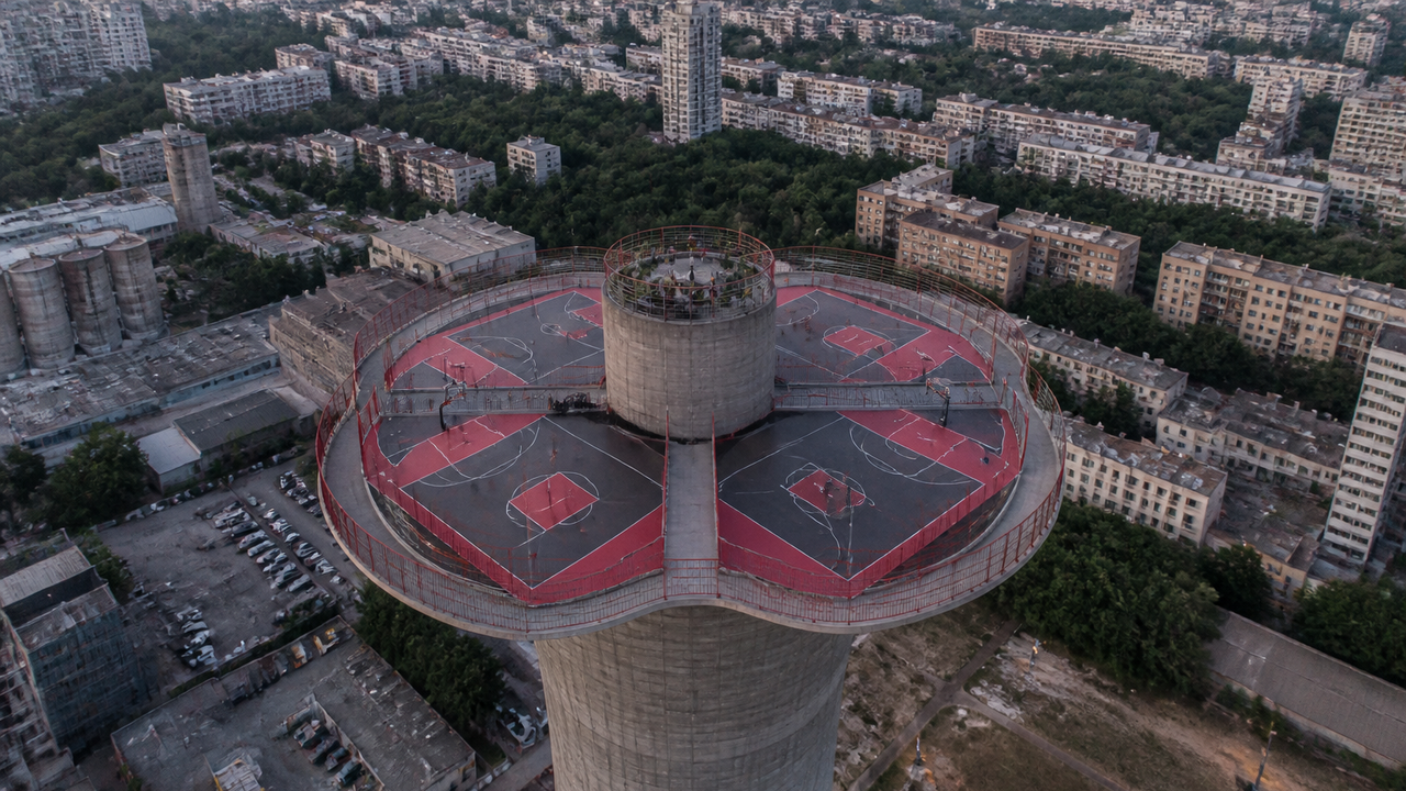 De torre industrial a quadras de basquete: estrutura de 90 metros é reinventada na China
