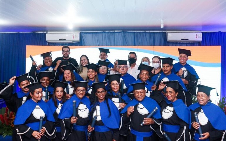 Colaboradores da Educação recebem certificado de alfabetização em formatura do Projeto Autoestima