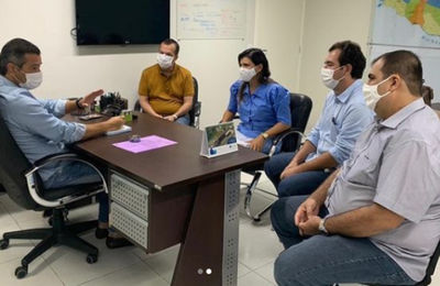 Prefeita Marcela Gomes entrega na Seinfra projeto de ginásio de esportes para Novo Lino 