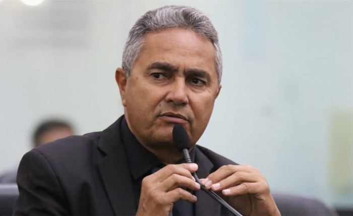 Chico Tenório durante discurso na ALE