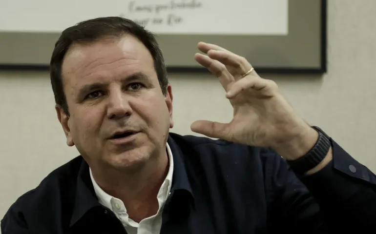 Prefeito do Rio é internado para tratamento de crise renal