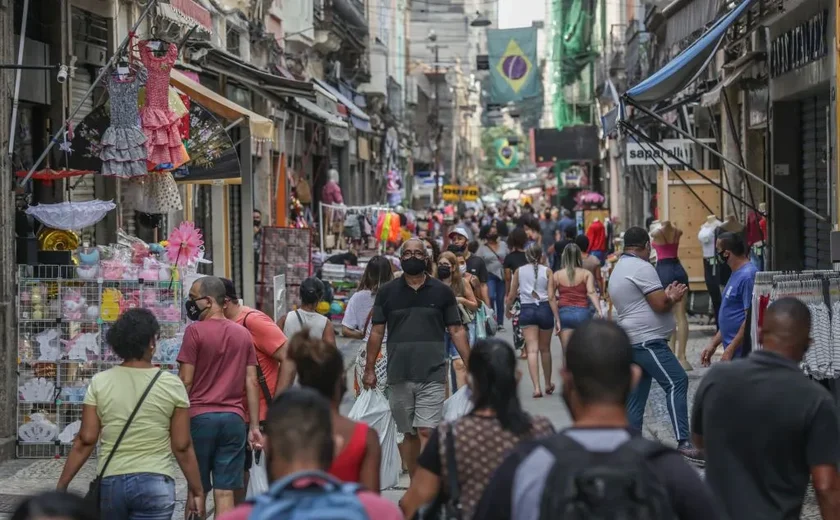 Intenção de consumo das famílias cai 0,6% em outubro, mostra CNC; queda é a 4ª seguida