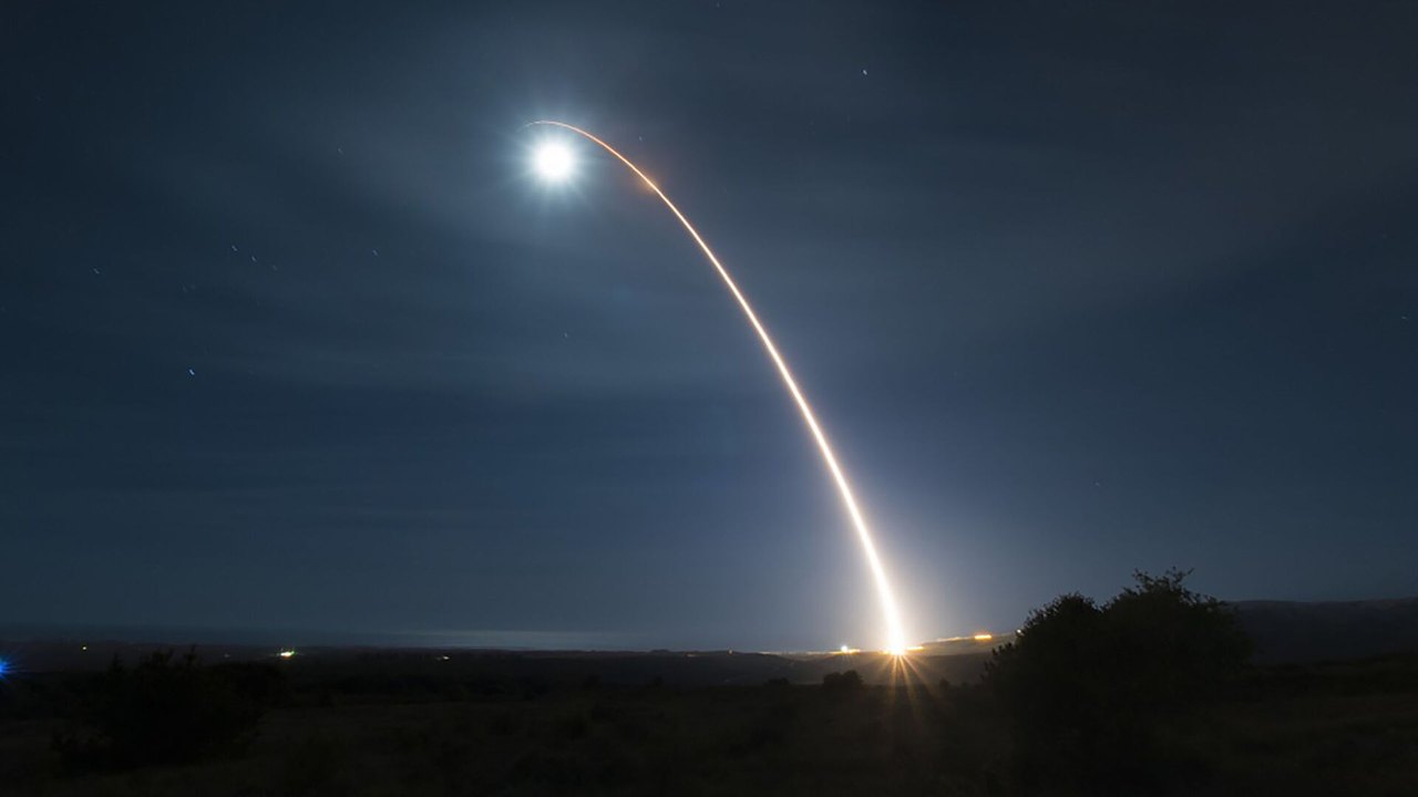 EUA podem aumentar arsenal nuclear devido às ameaças da China, Rússia e Coreia do Norte, diz mídia