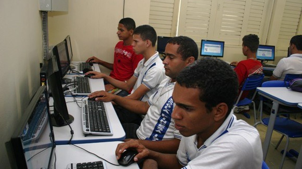 Oficinas de informática estão a disposição dos alunos do Ensino Médio