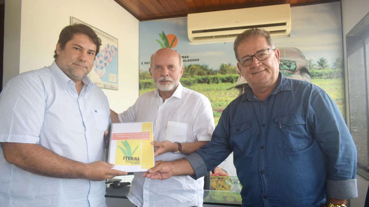 Iteral entrega revisão de limites territoriais ao prefeito de Girau do Ponciano