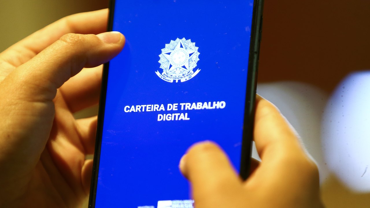 Desemprego cai para 5,3%, o menor para o trimestre terminado em julho