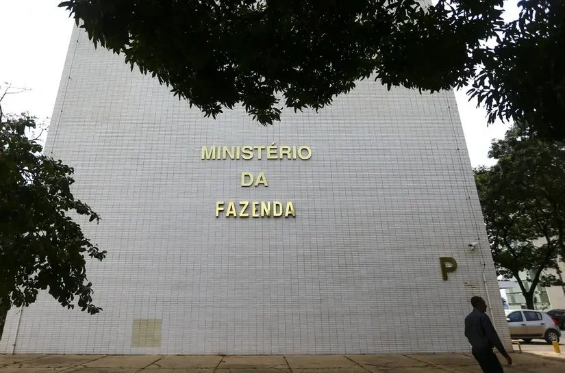 Projeção oficial de inflação sobe para 5,1%, com estouro da meta