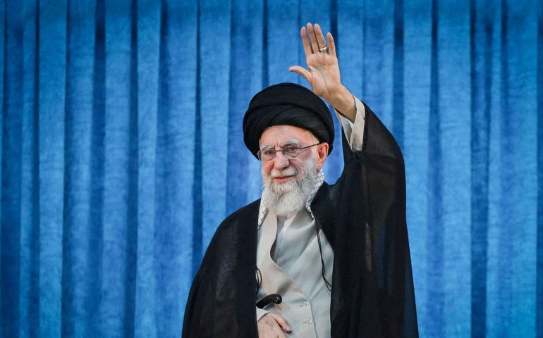 Líder supremo do Irã rejeita rendição e ameaça Estados Unidos