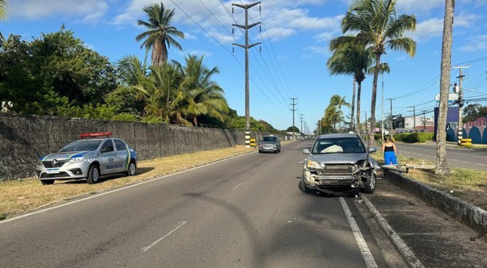 Carro colide contra poste de energia na Zona Sul de Aracaju
