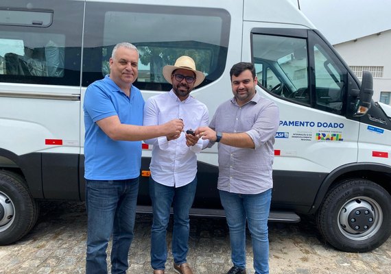 Alfredo Gaspar entrega emendas de R$ 557 mil na forma de duas vans para Instituto em Pão de Açúcar e Cooperativa Rural de Matriz de Camaragibe