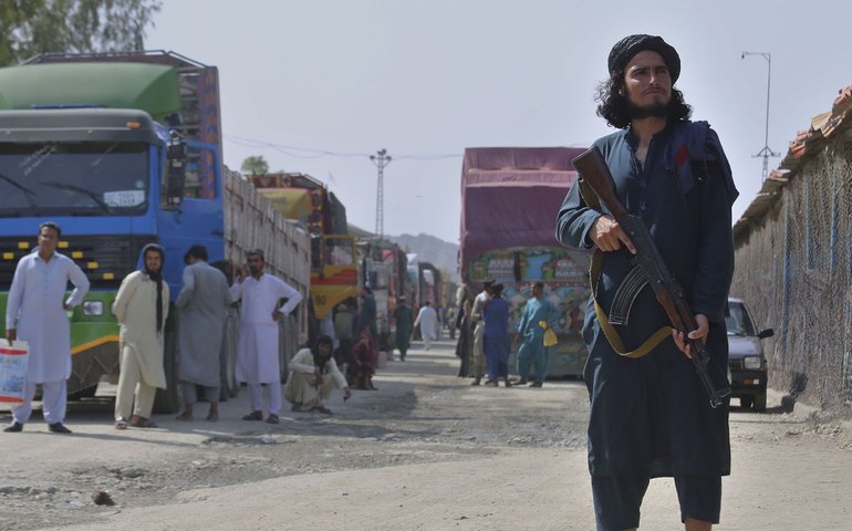 Paquistão reage a ataque do Talibã afegão e registra dezenas de mortes