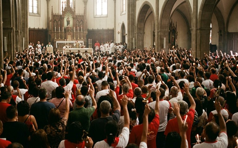 Milhares de fiéis lotam igreja de São Jorge em Quintino desde a madrugada