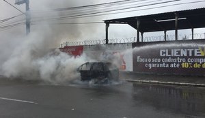 Carro para de funcionar no meio da avenida e pega fogo em Aracaju / Foto: Foto: Aline Aragão/TV Atalaia