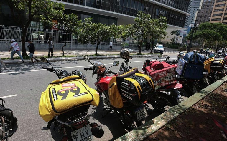 Impasse entre Planalto e Câmara adia regulamentação de entregadores por aplicativo