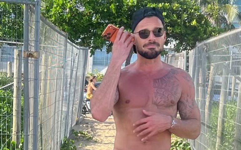 Após show no Super Bowl, Ricky Martin está no Rio e publica mensagem em português