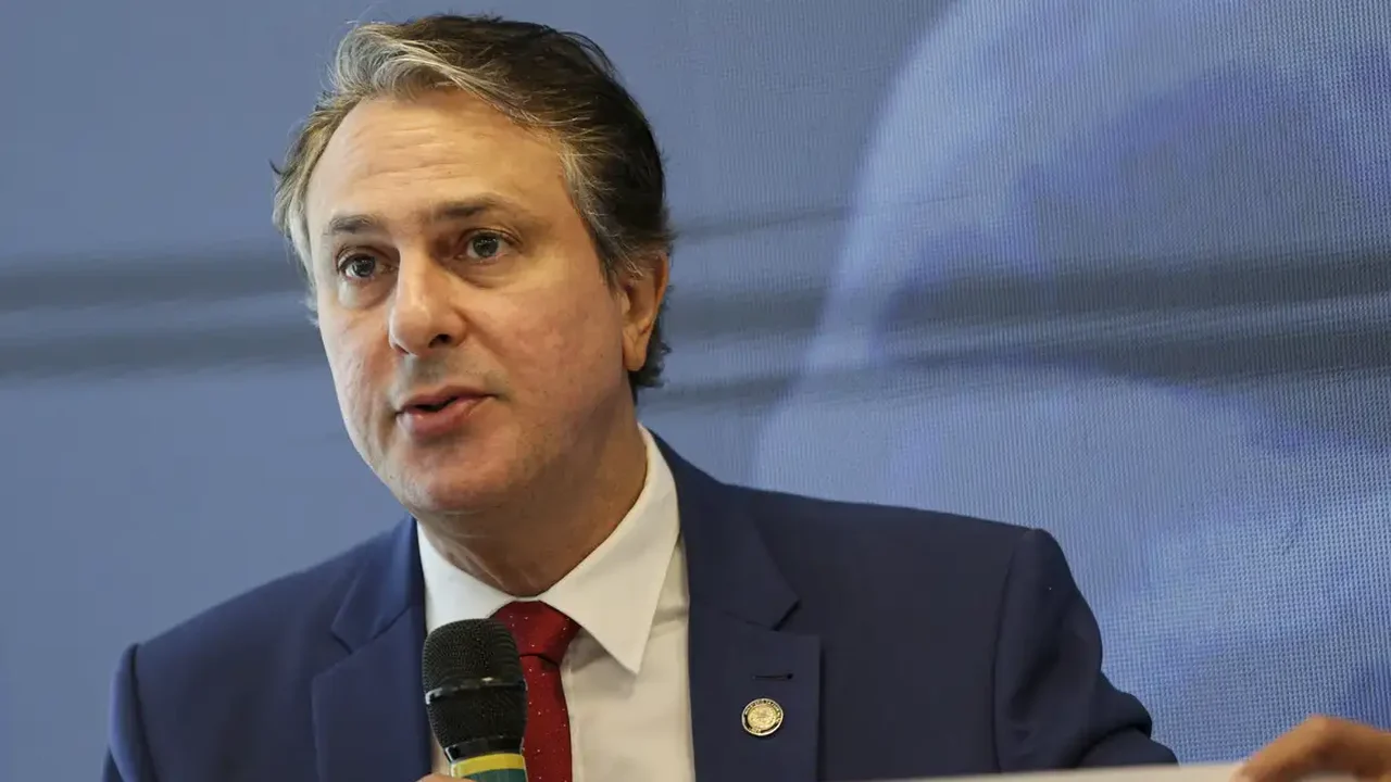 Ministro da Educação afirma que afetados por tornado no Paraná poderão fazer Enem em dezembro