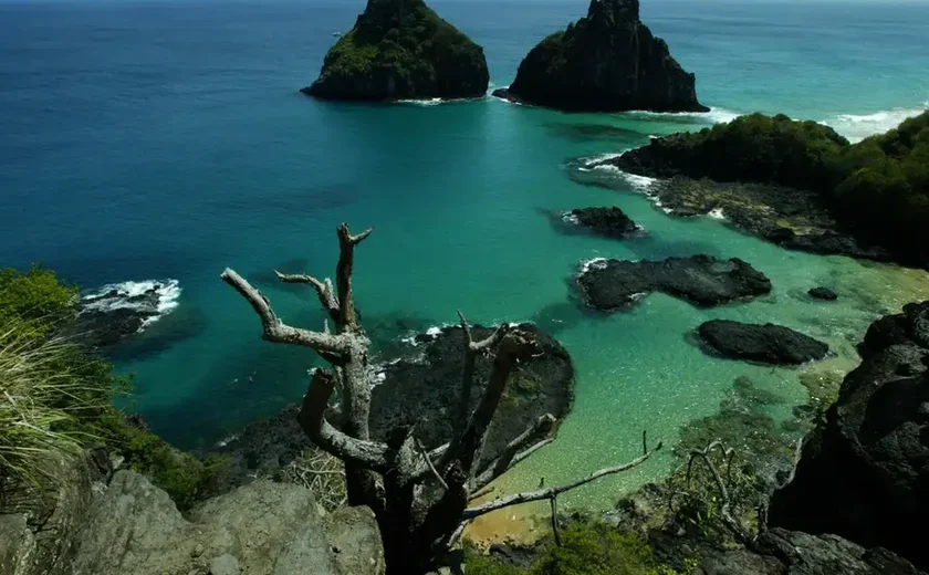 Homem que pichou rochas em Fernando de Noronha é multado e expulso de ilha