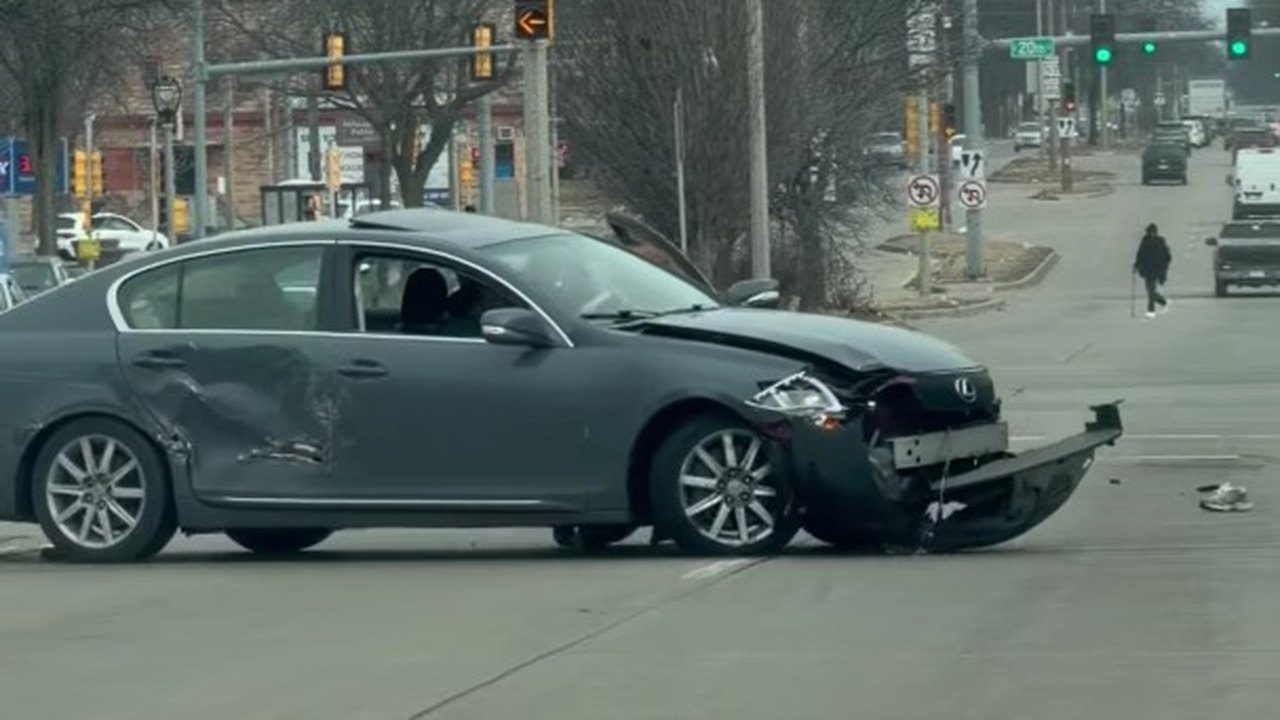 Confronto caótico ocorre quando vítima de roubo de carro confronta suspeito em cruzamento de Milwaukee