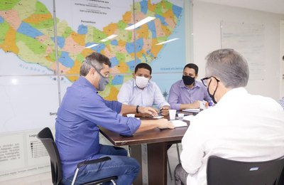 Júlio Cezar discute abastecimento de água de Palmeira com Seinfra e Cohidro