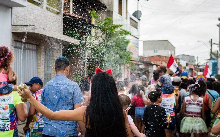 18ª edição do ‘Bloco do Bôbo’ arrasta multidão no carnaval da rua Sol Nascente, periferia de Maceió