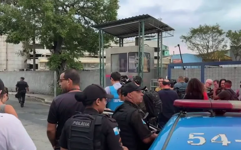 Criminosos sequestram 7 ônibus e fazem barricadas na Zona Oeste do RJ