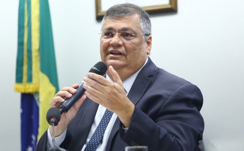 Moraes tem a coragem e a independência necessárias para fazer o certo, diz Dino