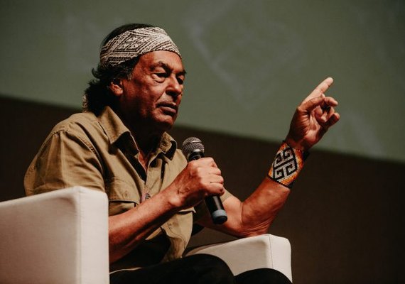 Ailton Krenak compartilha afeto e sabedoria com o público em Maceió